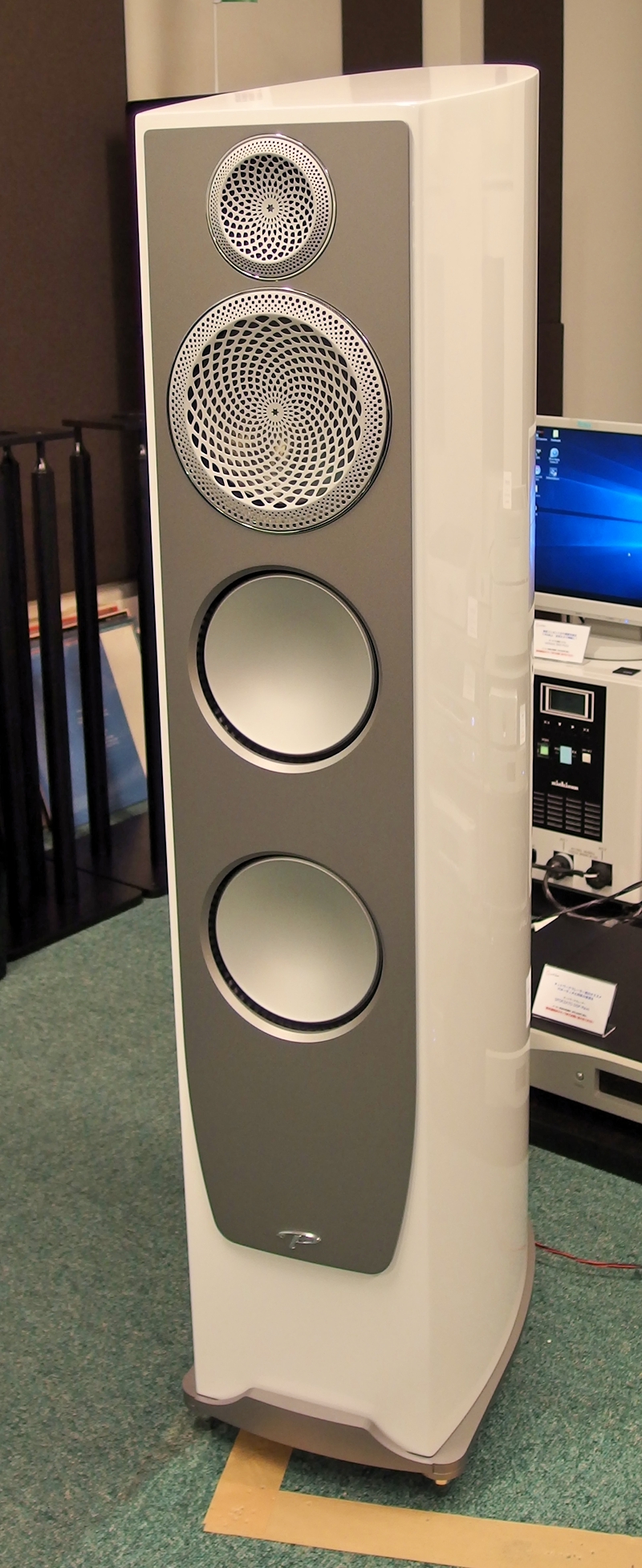 Paradime Persona3f試聴室に常設しました 吉田苑的には 今年最大の目玉スピーカーです カナダ製で本国では豊富なラインナップがあります 今回は最上位モデルpersonaシリーズの輸入となりますが 精緻な作りと技術的な背景もしっかりと